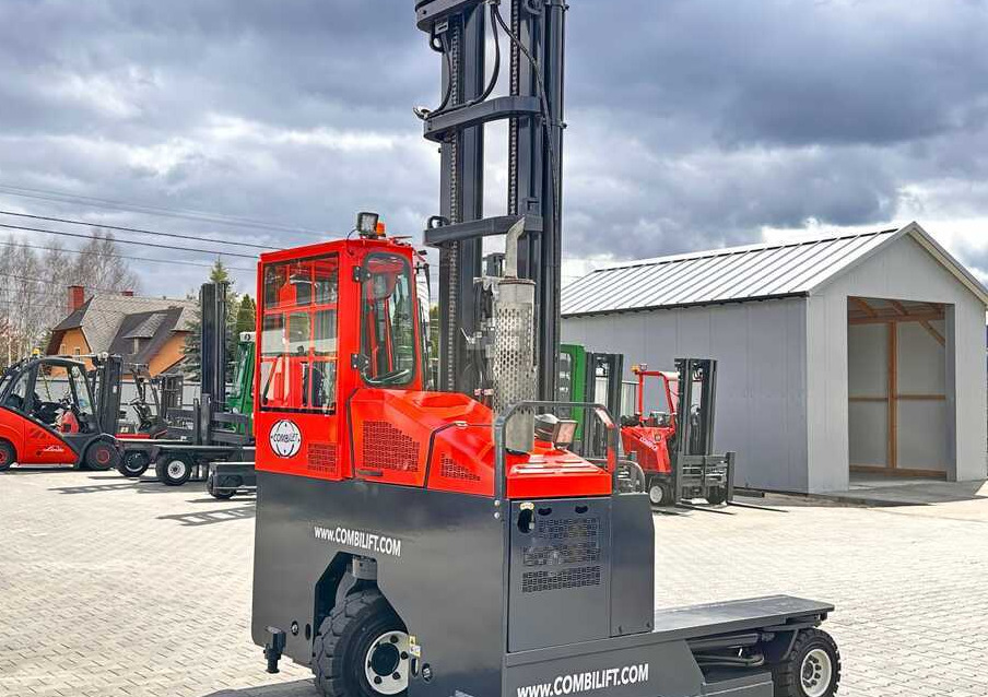 Combilift C4000 / DIESEL / TRIPLEX / 8400MM / FREE LIFT / SIDESHIFT / LIKE NEW - 4-weg zijlader: afbeelding 5 Combilift C4000 / DIESEL / TRIPLEX / 8400MM / FREE LIFT / SIDESHIFT / LIKE NEW - 4-weg zijlader: afbeelding 5