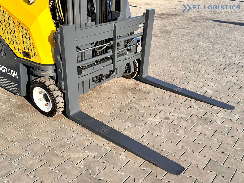 Combilift CB3000 / LPG / DUPLEX / 4000MM / FREE LIFT / NEW TIRES / LIKE NEW CB3000 / LPG / DUPLEX / 4000MM / FREE LIFT / NEW TIRES / LIKE - 4-weg zijlader: afbeelding 4 Combilift CB3000 / LPG / DUPLEX / 4000MM / FREE LIFT / NEW TIRES / LIKE NEW CB3000 / LPG / DUPLEX / 4000MM / FREE LIFT / NEW TIRES / LIKE - 4-weg zijlader: afbeelding 4