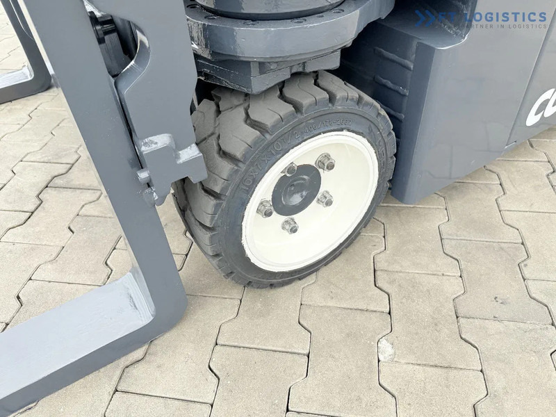 Combilift Combilift CBE2500 / TRIPLEX / 5500MM / FREE LIFT / ELECTRIC DRIVE / ONLY 2300 MTH / FORK POSITIONER / SIDE SHIFT / NEW TYRES / L - 4-weg zijlader: afbeelding 4 Combilift Combilift CBE2500 / TRIPLEX / 5500MM / FREE LIFT / ELECTRIC DRIVE / ONLY 2300 MTH / FORK POSITIONER / SIDE SHIFT / NEW TYRES / L - 4-weg zijlader: afbeelding 4