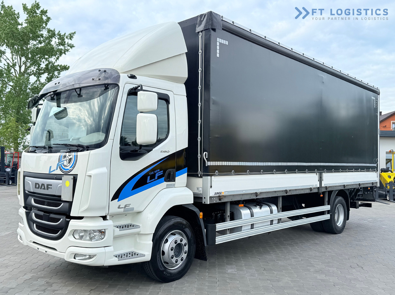 DAF LF 260 FA / AUTOMATIC / 9,255 kg PAYLOAD / 4x2 / 18 PALLETS / TAIL LIFT / SIDE BOARDS / EXCELLENT CONDITION! - Schuifzeilen vrachtwagen: afbeelding 1 DAF LF 260 FA / AUTOMATIC / 9,255 kg PAYLOAD / 4x2 / 18 PALLETS / TAIL LIFT / SIDE BOARDS / EXCELLENT CONDITION! - Schuifzeilen vrachtwagen: afbeelding 1