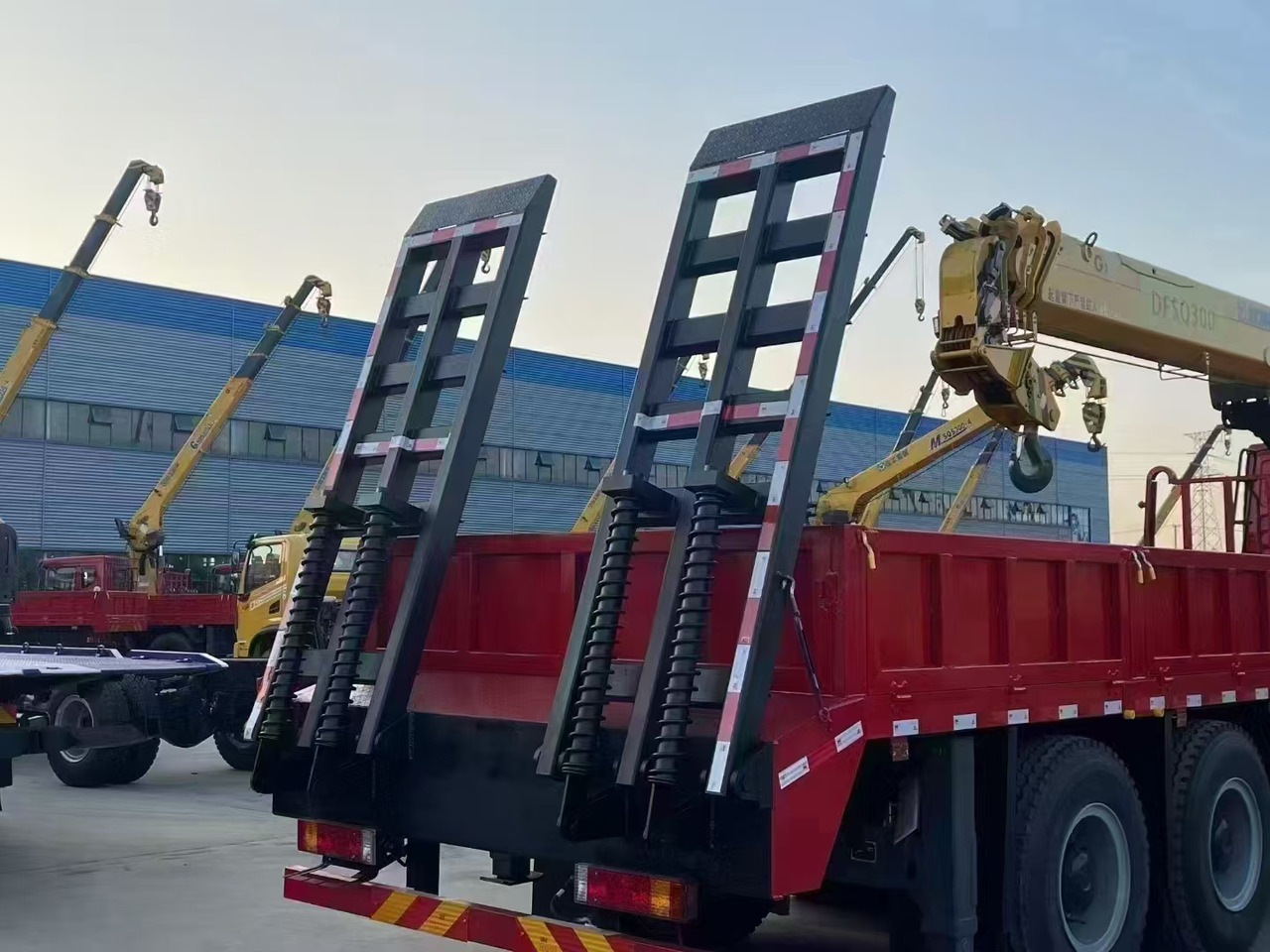 Delong Delong M3000,XCMG DFSQ 300 - Kraanwagen: afbeelding 1 Delong Delong M3000,XCMG DFSQ 300 - Kraanwagen: afbeelding 1