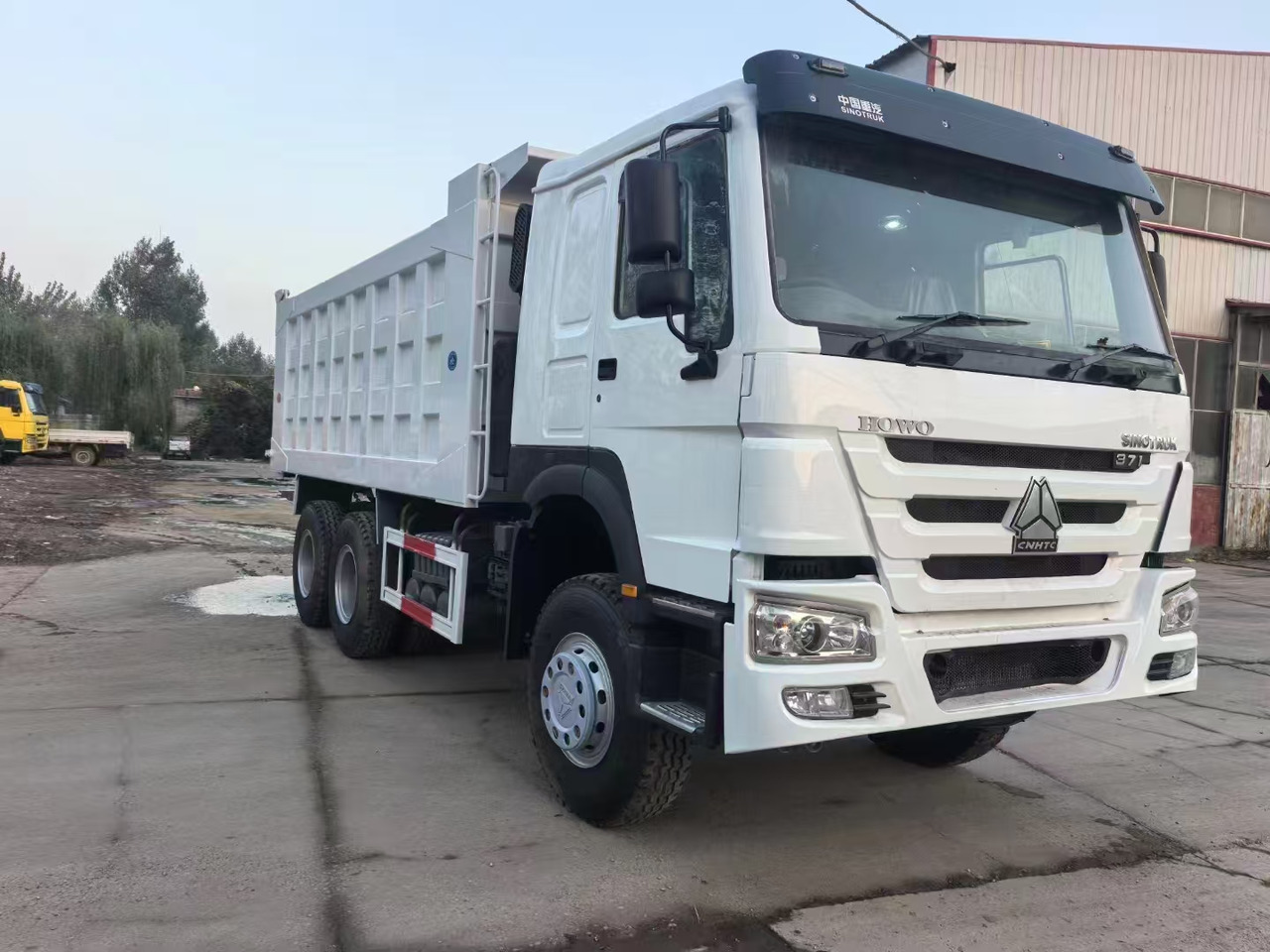 HOWO HOWO 371 SINOTRUK - Bakwagen: afbeelding 2 HOWO HOWO 371 SINOTRUK - Bakwagen: afbeelding 2