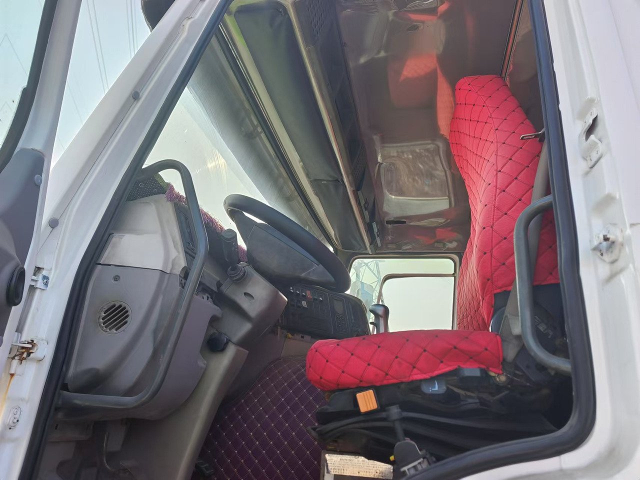 HOWO,XCMG HOWO 375,XCMG MSQS300-4 12 tons - Tankwagen: afbeelding 4 HOWO,XCMG HOWO 375,XCMG MSQS300-4 12 tons - Tankwagen: afbeelding 4