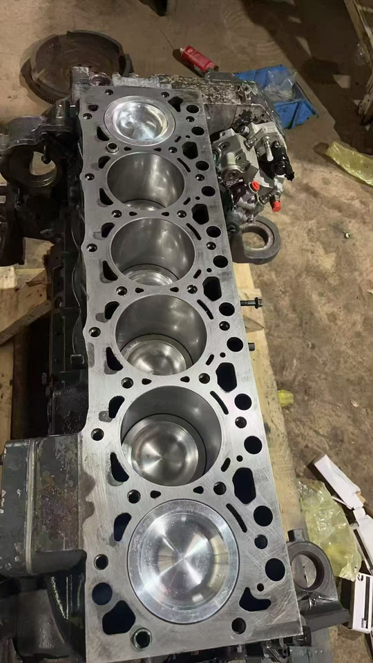 KOMATSU SAA6D107E-1 - Cilinderblok voor Graafmachine: afbeelding 1 KOMATSU SAA6D107E-1 - Cilinderblok voor Graafmachine: afbeelding 1