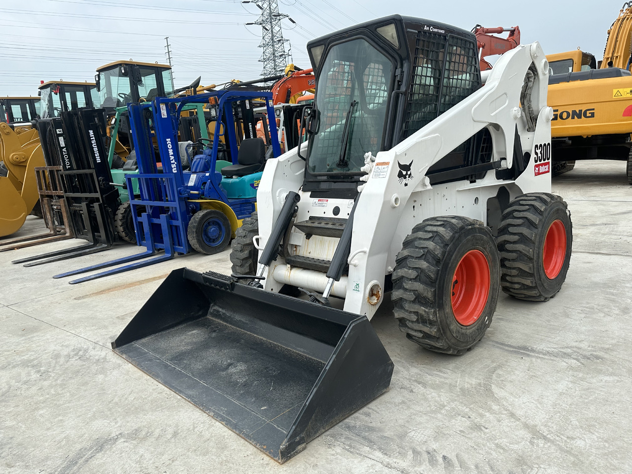 Second hand Hot sale skid-steers Bobcat S300 - Schranklader: afbeelding 1 Second hand Hot sale skid-steers Bobcat S300 - Schranklader: afbeelding 1