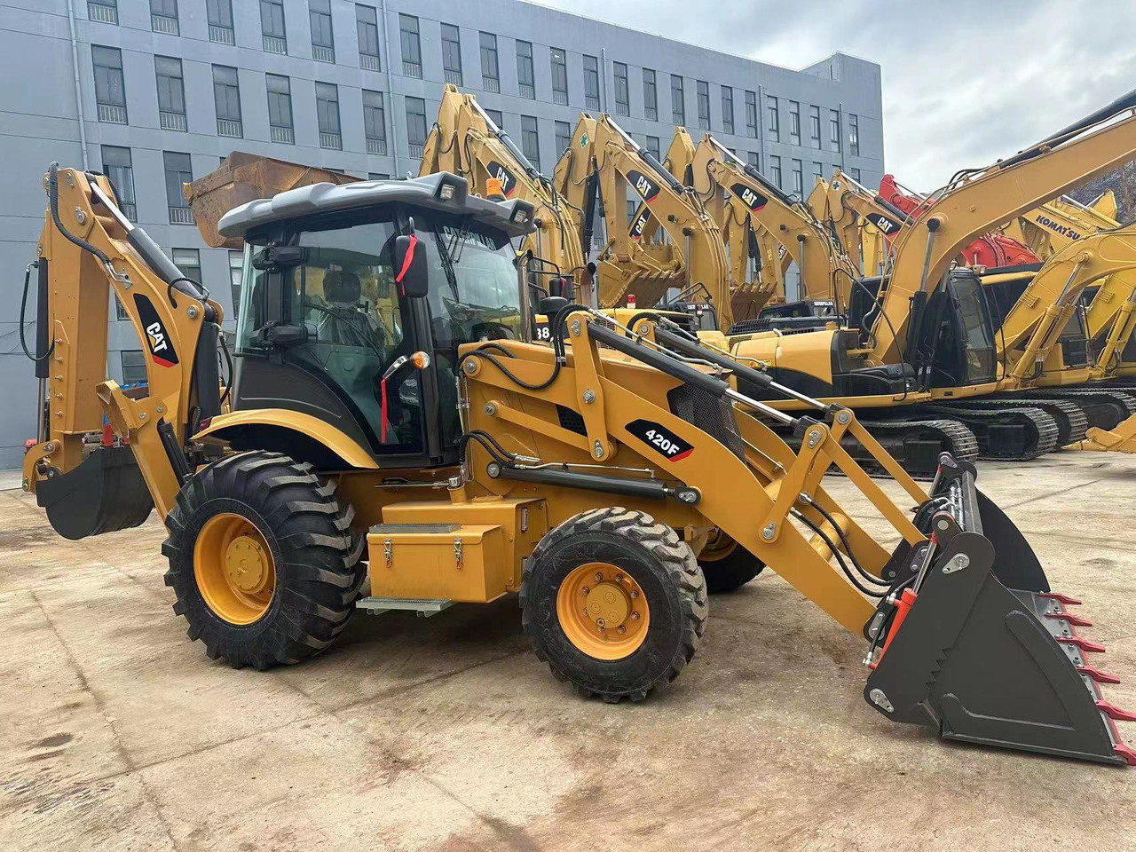 Used Backhoe High Quality CAT 420F - Graaflaadmachine: afbeelding 2 Used Backhoe High Quality CAT 420F - Graaflaadmachine: afbeelding 2
