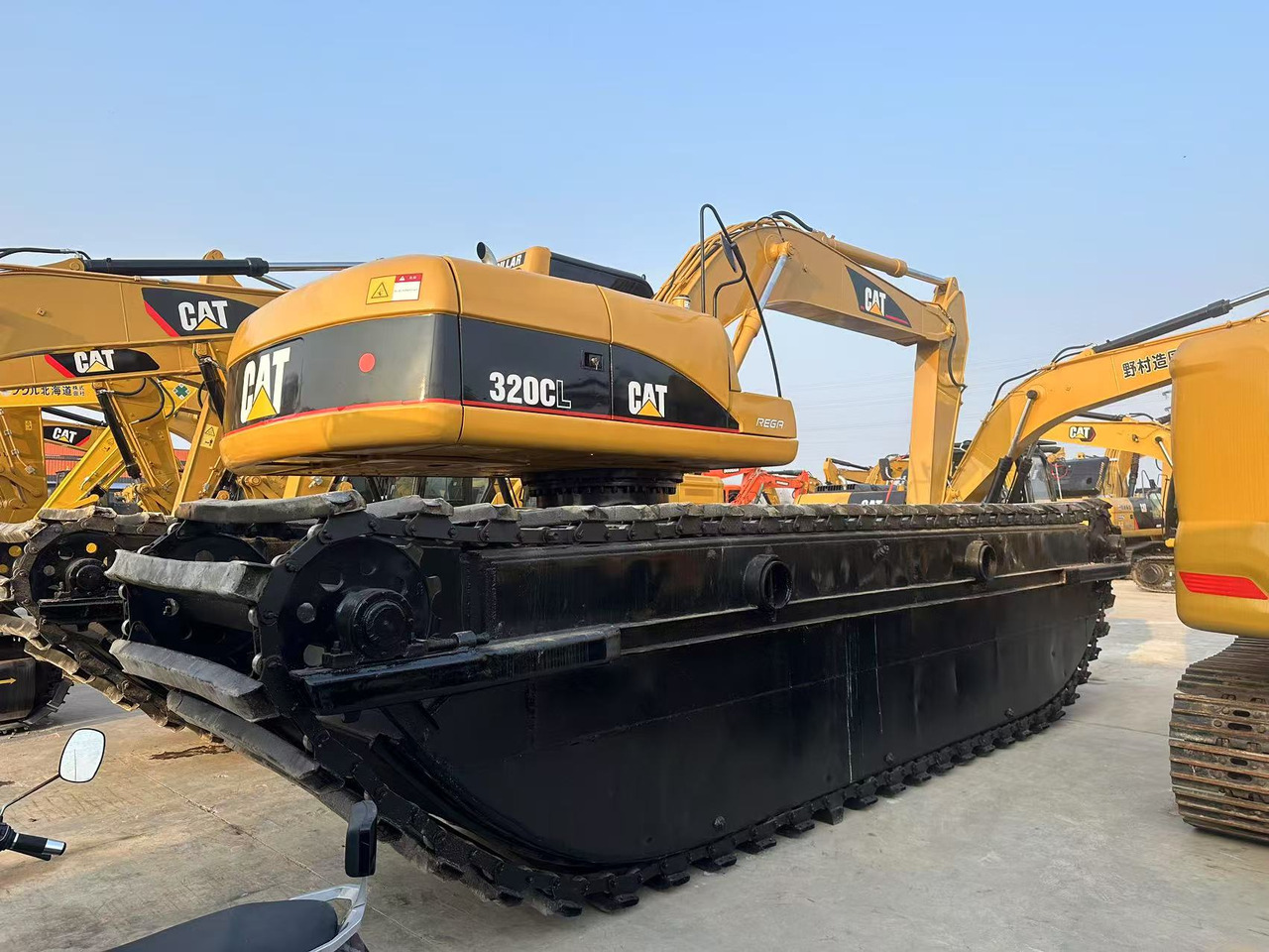 CATERPILLAR 320C - Amfibische graafmachine: afbeelding 1 CATERPILLAR 320C - Amfibische graafmachine: afbeelding 1