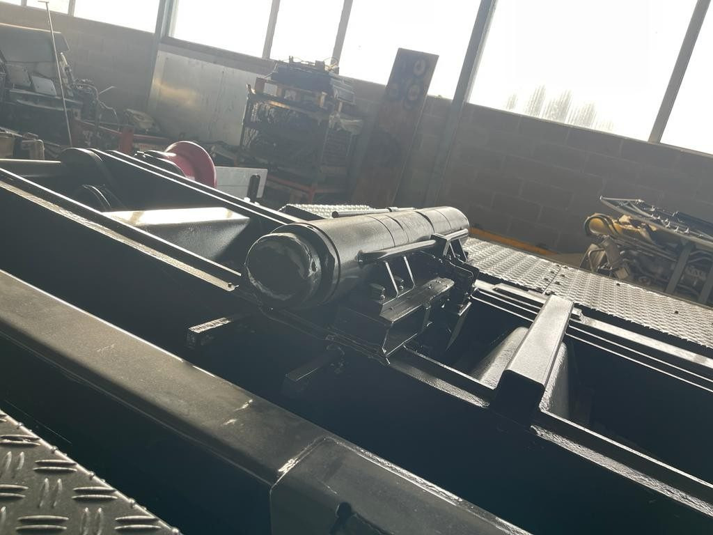 BLOCCAGGIO POSTERIORE INTERNO CON 2 PISTONI - Carrosserie en exterieur voor Vrachtwagen: afbeelding 3 BLOCCAGGIO POSTERIORE INTERNO CON 2 PISTONI - Carrosserie en exterieur voor Vrachtwagen: afbeelding 3