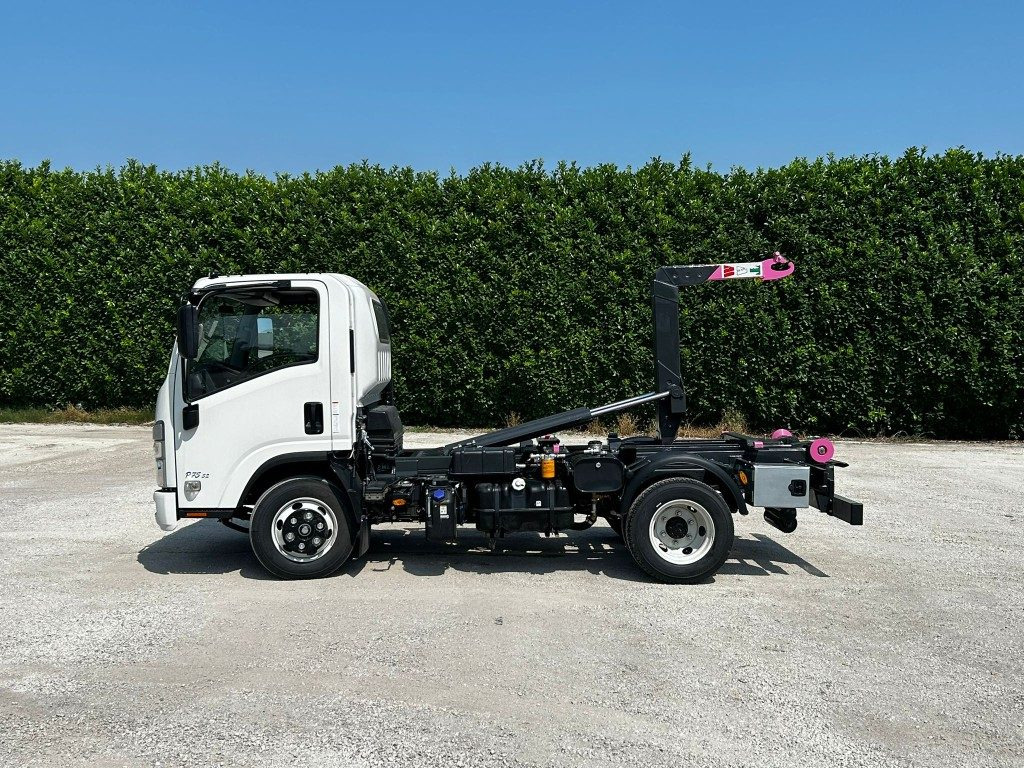 ISUZU P75 NUOVO SCARRABILE - Haakarmsysteem vrachtwagen: afbeelding 2 ISUZU P75 NUOVO SCARRABILE - Haakarmsysteem vrachtwagen: afbeelding 2