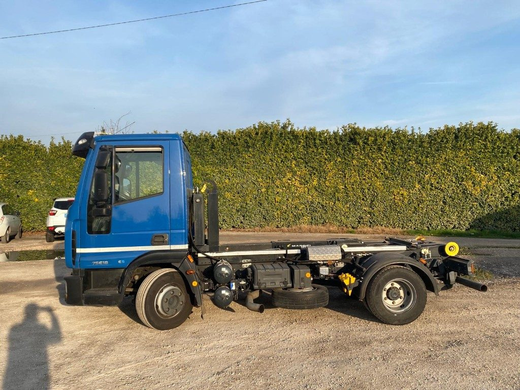 IVECO EUROCARGO 75E18 SCARRABILE - Haakarmsysteem vrachtwagen: afbeelding 3 IVECO EUROCARGO 75E18 SCARRABILE - Haakarmsysteem vrachtwagen: afbeelding 3