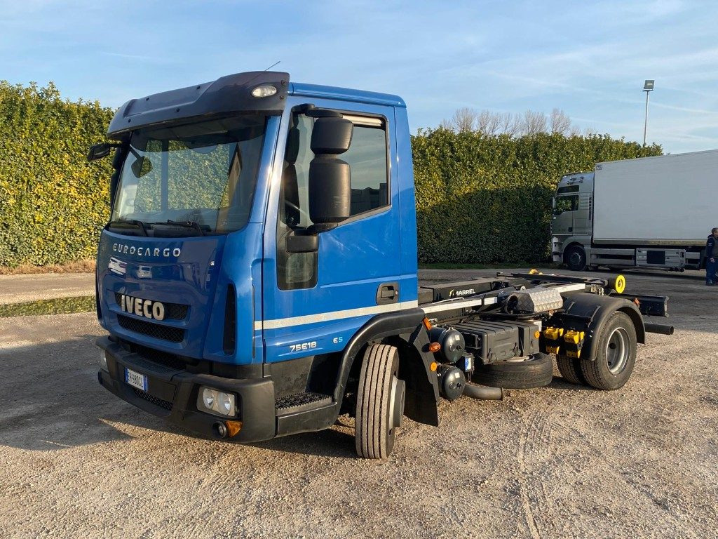 IVECO EUROCARGO 75E18 SCARRABILE - Haakarmsysteem vrachtwagen: afbeelding 1 IVECO EUROCARGO 75E18 SCARRABILE - Haakarmsysteem vrachtwagen: afbeelding 1