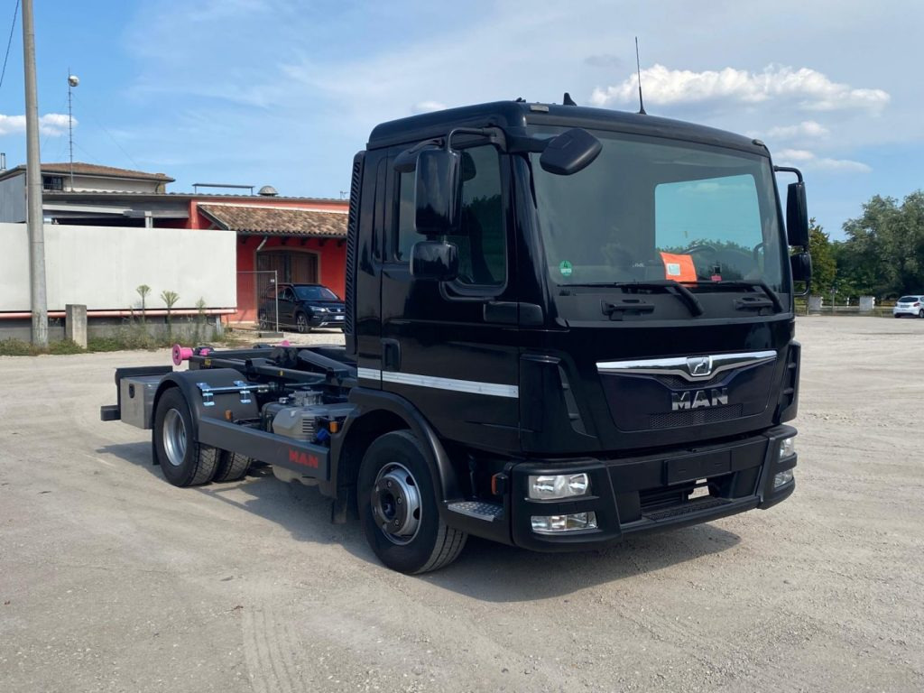 MAN TGL 12.220 CON SCARRABILE NUOVO - Haakarmsysteem vrachtwagen: afbeelding 1 MAN TGL 12.220 CON SCARRABILE NUOVO - Haakarmsysteem vrachtwagen: afbeelding 1