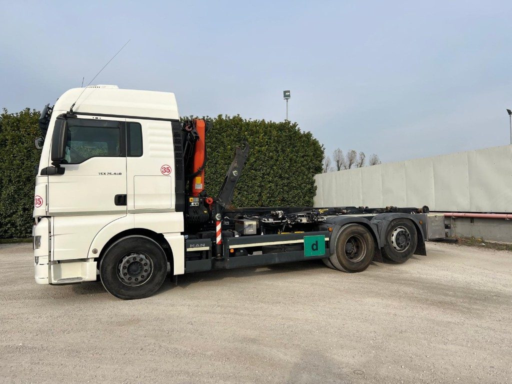 MAN TGX 26.480 SCARRABILE CON GRU DIETRO CABINA - Haakarmsysteem vrachtwagen: afbeelding 2 MAN TGX 26.480 SCARRABILE CON GRU DIETRO CABINA - Haakarmsysteem vrachtwagen: afbeelding 2
