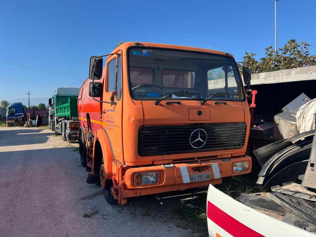 MERCEDES-BENZ MERCEDES AUTOSPAZZATRICE USATA - Veegwagen: afbeelding 2 MERCEDES-BENZ MERCEDES AUTOSPAZZATRICE USATA - Veegwagen: afbeelding 2