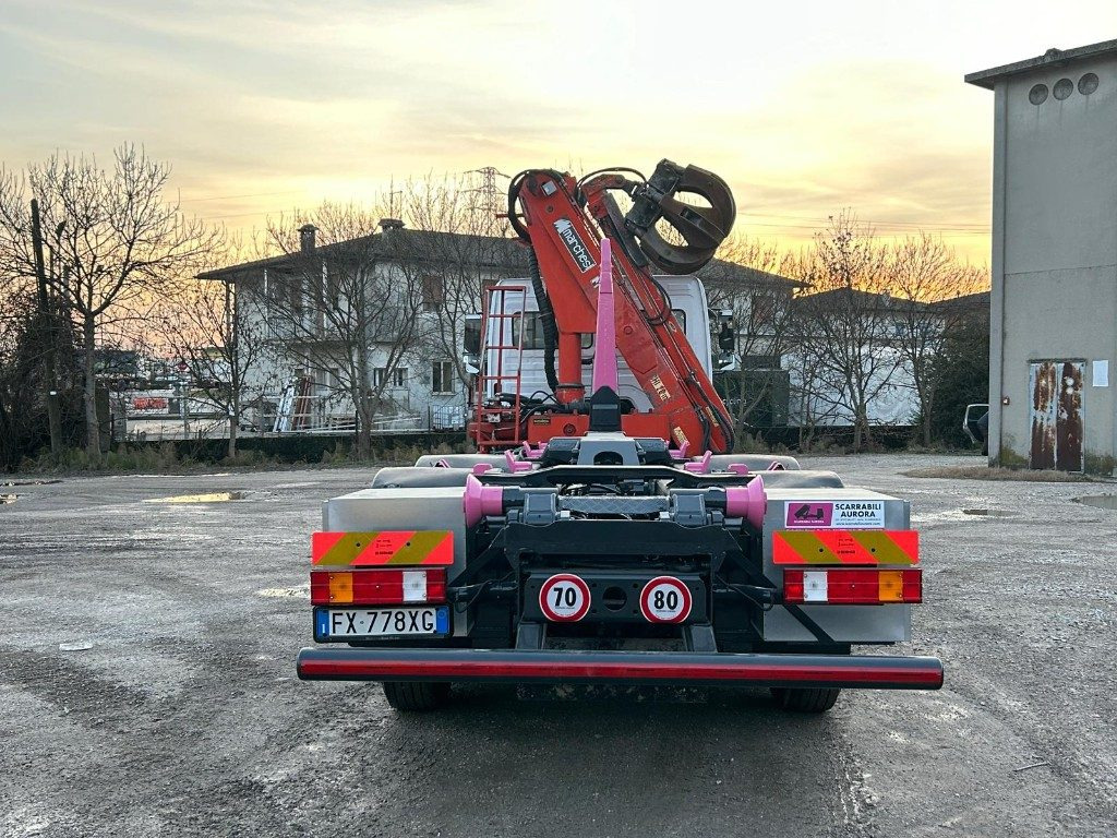 MERCEDES-BENZ MERCEDES AXOR 2533 SCARRABILE CON GRU E POLIPO - Haakarmsysteem vrachtwagen: afbeelding 4 MERCEDES-BENZ MERCEDES AXOR 2533 SCARRABILE CON GRU E POLIPO - Haakarmsysteem vrachtwagen: afbeelding 4