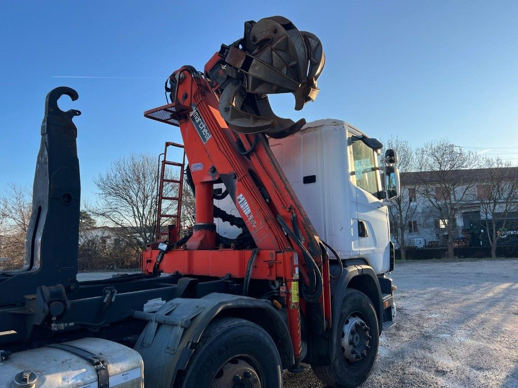 SCANIA CV R124 SCARRABILE CON GRU E POLIPO - Haakarmsysteem vrachtwagen: afbeelding 5 SCANIA CV R124 SCARRABILE CON GRU E POLIPO - Haakarmsysteem vrachtwagen: afbeelding 5