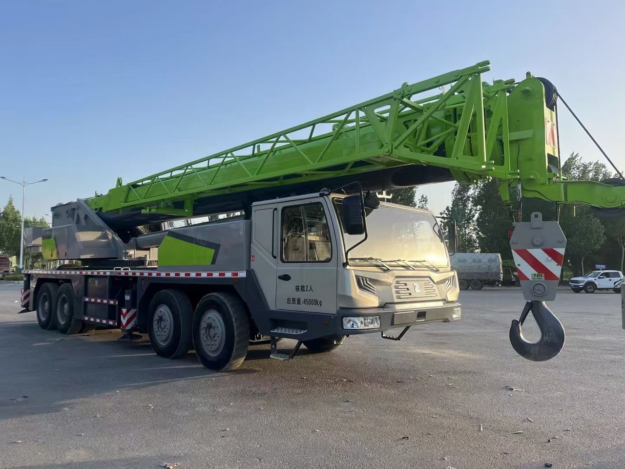 ZOOMLION ZTC700V 70 ton 80 ton ztc800v ztc1000v truck crane - Mobiele kraan: afbeelding 2 ZOOMLION ZTC700V 70 ton 80 ton ztc800v ztc1000v truck crane - Mobiele kraan: afbeelding 2