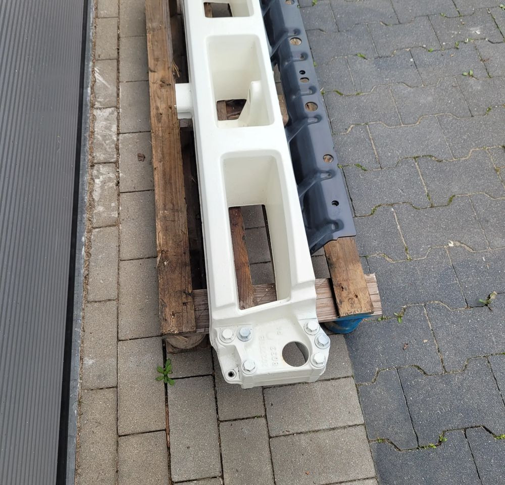 BELKA ZDERZAK VOLVO FMX ORYGINAŁ 21718915 CHWALIM116 - Bumper voor Vrachtwagen: afbeelding 2 BELKA ZDERZAK VOLVO FMX ORYGINAŁ 21718915 CHWALIM116 - Bumper voor Vrachtwagen: afbeelding 2