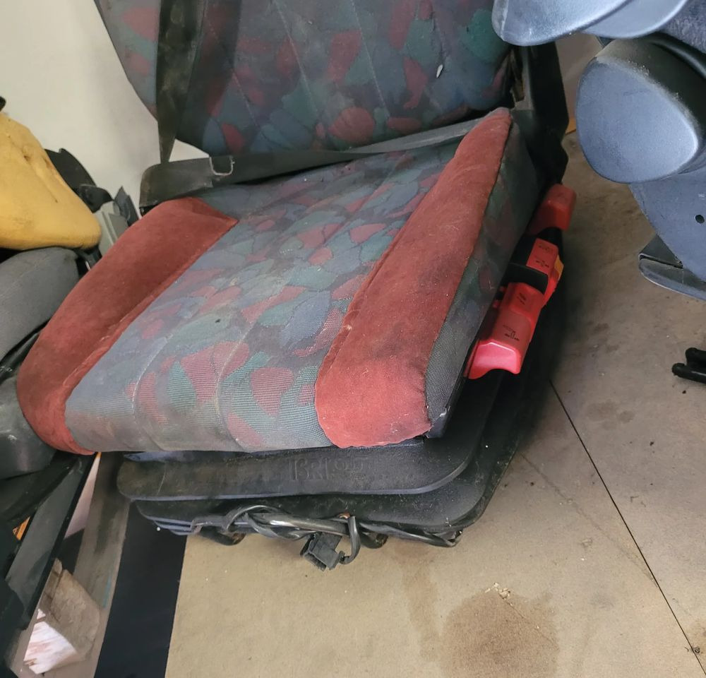 FOTEL KIEROWCY MERCEDES ATEGO CHWALIM116 - Zitplaats voor Vrachtwagen: afbeelding 2 FOTEL KIEROWCY MERCEDES ATEGO CHWALIM116 - Zitplaats voor Vrachtwagen: afbeelding 2