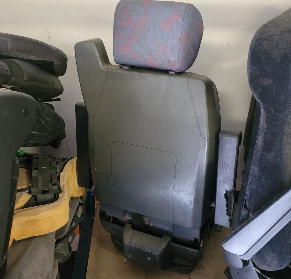 FOTEL KIEROWCY MERCEDES ATEGO CHWALIM116 - Zitplaats voor Vrachtwagen: afbeelding 4 FOTEL KIEROWCY MERCEDES ATEGO CHWALIM116 - Zitplaats voor Vrachtwagen: afbeelding 4