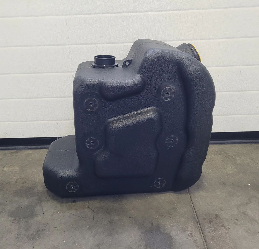 ZBIORNIK AD BULE VOLVO FH4 LOW DECK OM 23251717 CHWALIM116 - AdBlue Tank voor Vrachtwagen: afbeelding 2 ZBIORNIK AD BULE VOLVO FH4 LOW DECK OM 23251717 CHWALIM116 - AdBlue Tank voor Vrachtwagen: afbeelding 2