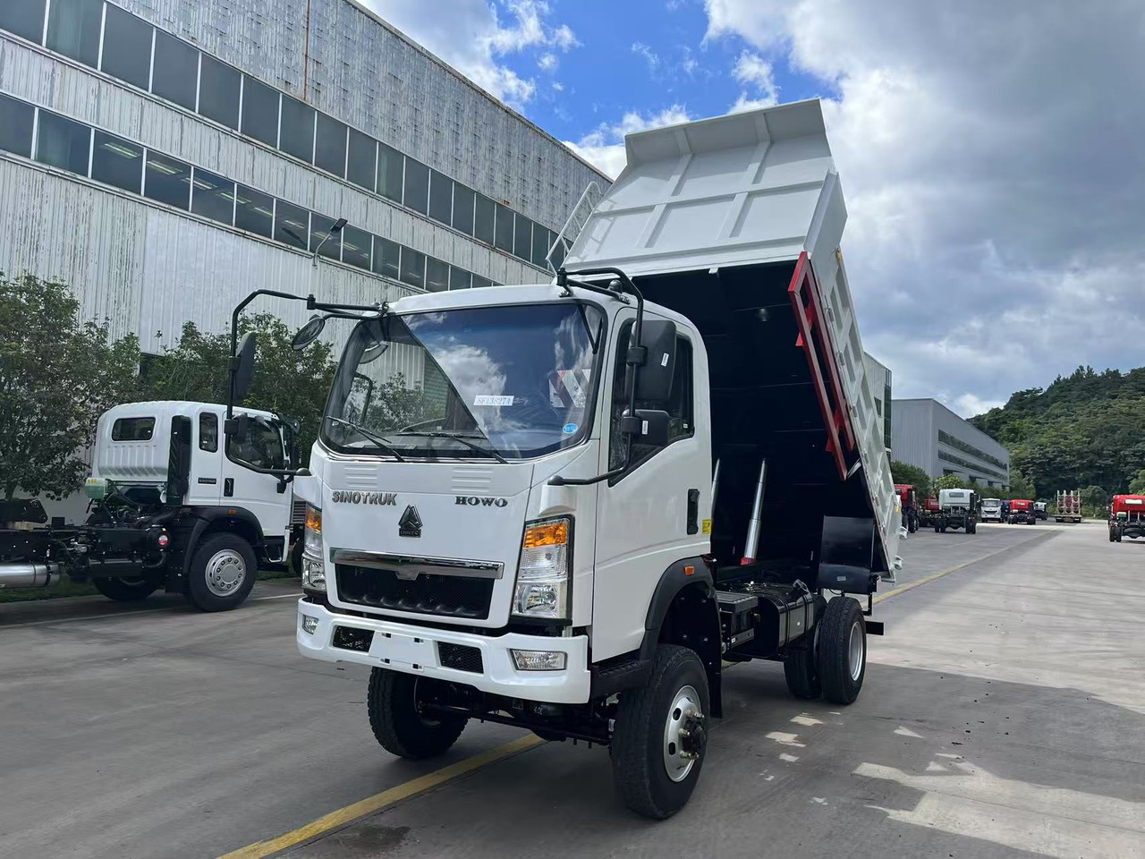 SINOTRUK HOWO 4x2 Dump Truck Click Here for Discount - Kipper vrachtwagen: afbeelding 3 SINOTRUK HOWO 4x2 Dump Truck Click Here for Discount - Kipper vrachtwagen: afbeelding 3