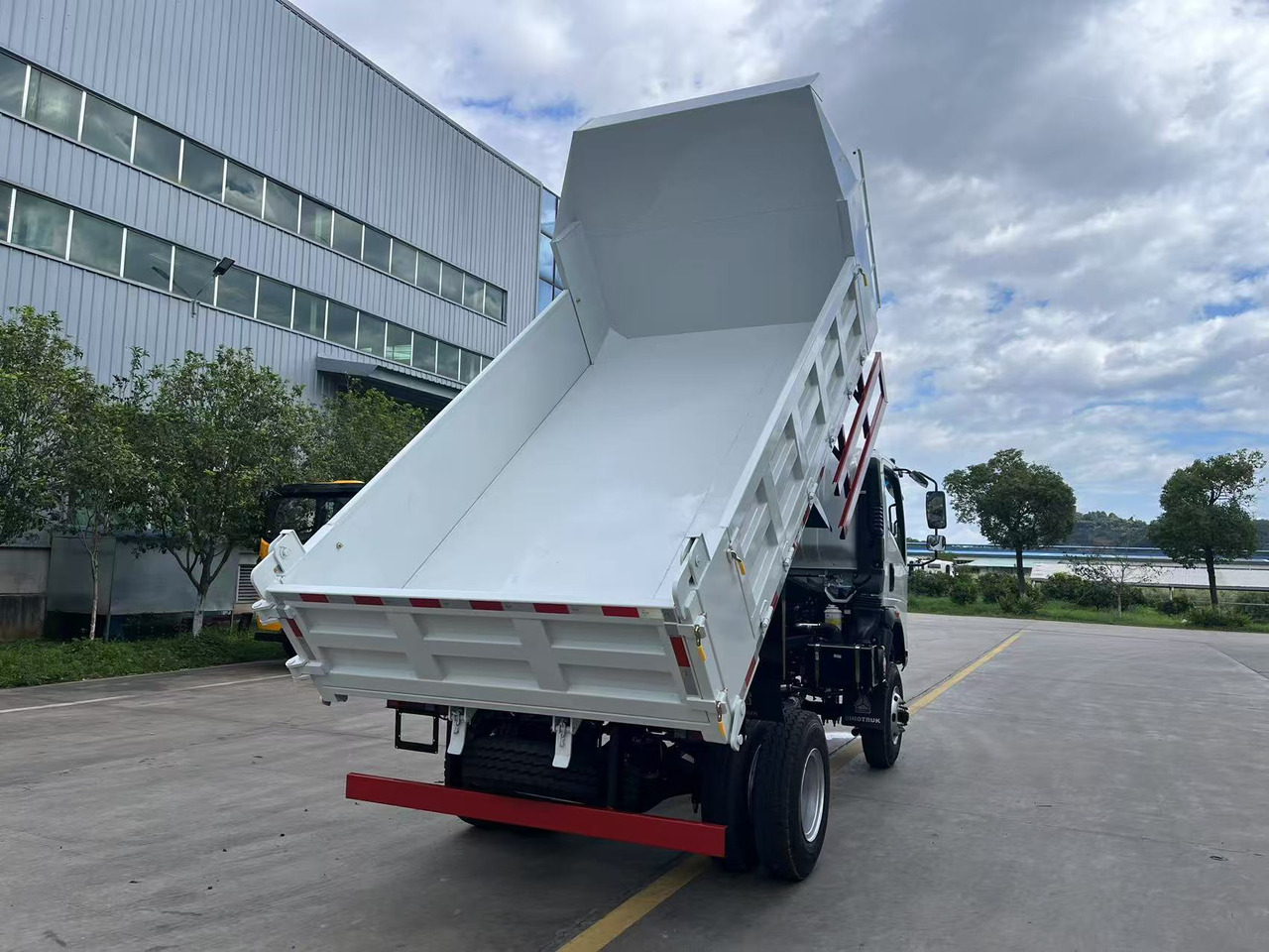 SINOTRUK HOWO 4x2 Dump Truck Click Here for Discount - Kipper vrachtwagen: afbeelding 5 SINOTRUK HOWO 4x2 Dump Truck Click Here for Discount - Kipper vrachtwagen: afbeelding 5