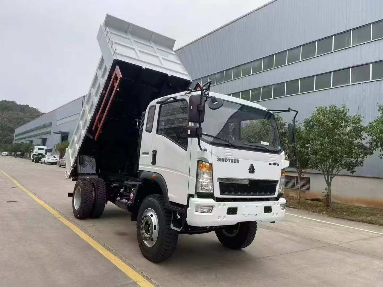 SINOTRUK HOWO 4x2 Dump Truck Click Here for Discount - Kipper vrachtwagen: afbeelding 1 SINOTRUK HOWO 4x2 Dump Truck Click Here for Discount - Kipper vrachtwagen: afbeelding 1