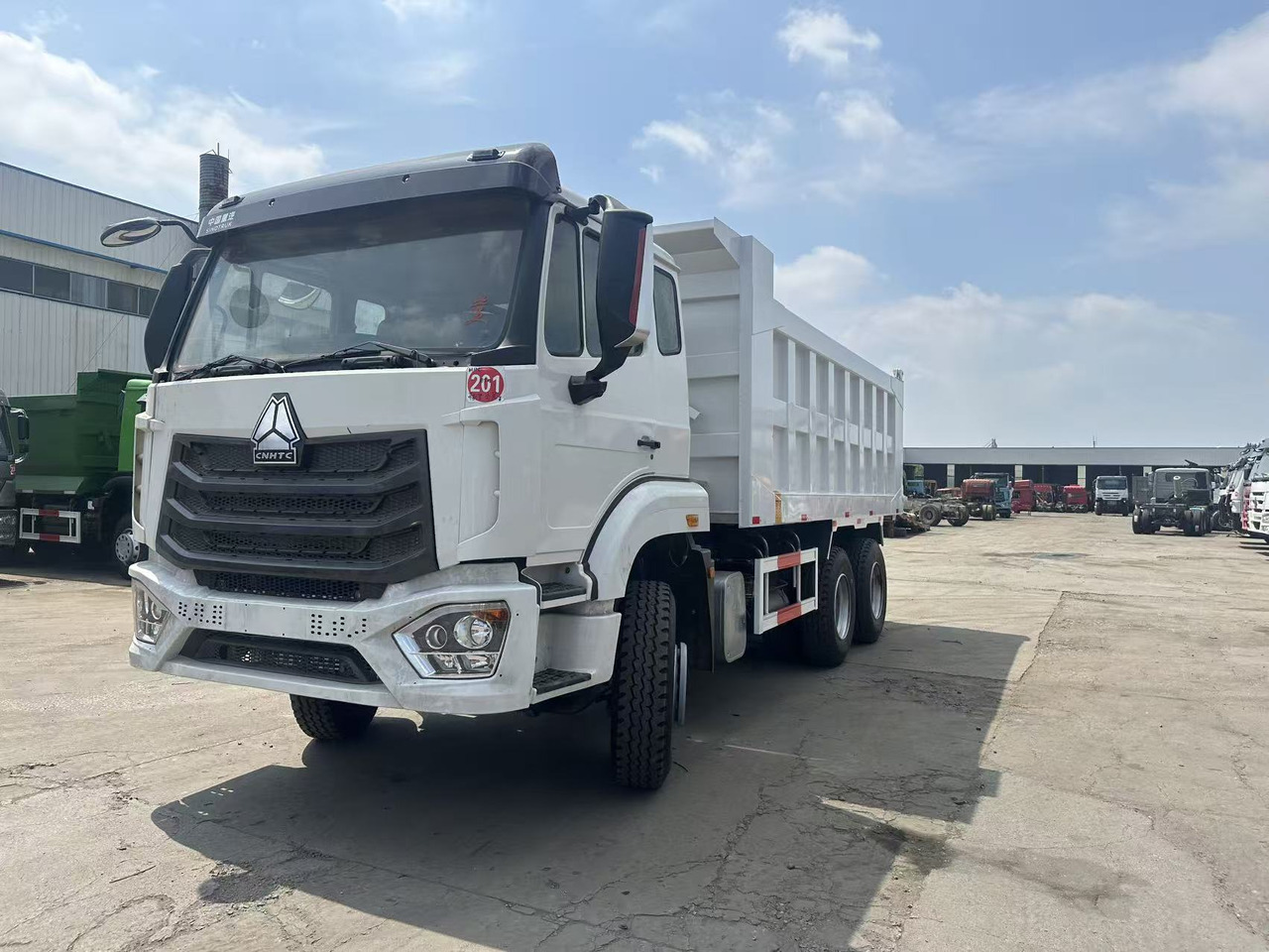 SINOTRUK HOWO 6x4 Dump Truck Click for Discount - Kipper vrachtwagen: afbeelding 1 SINOTRUK HOWO 6x4 Dump Truck Click for Discount - Kipper vrachtwagen: afbeelding 1