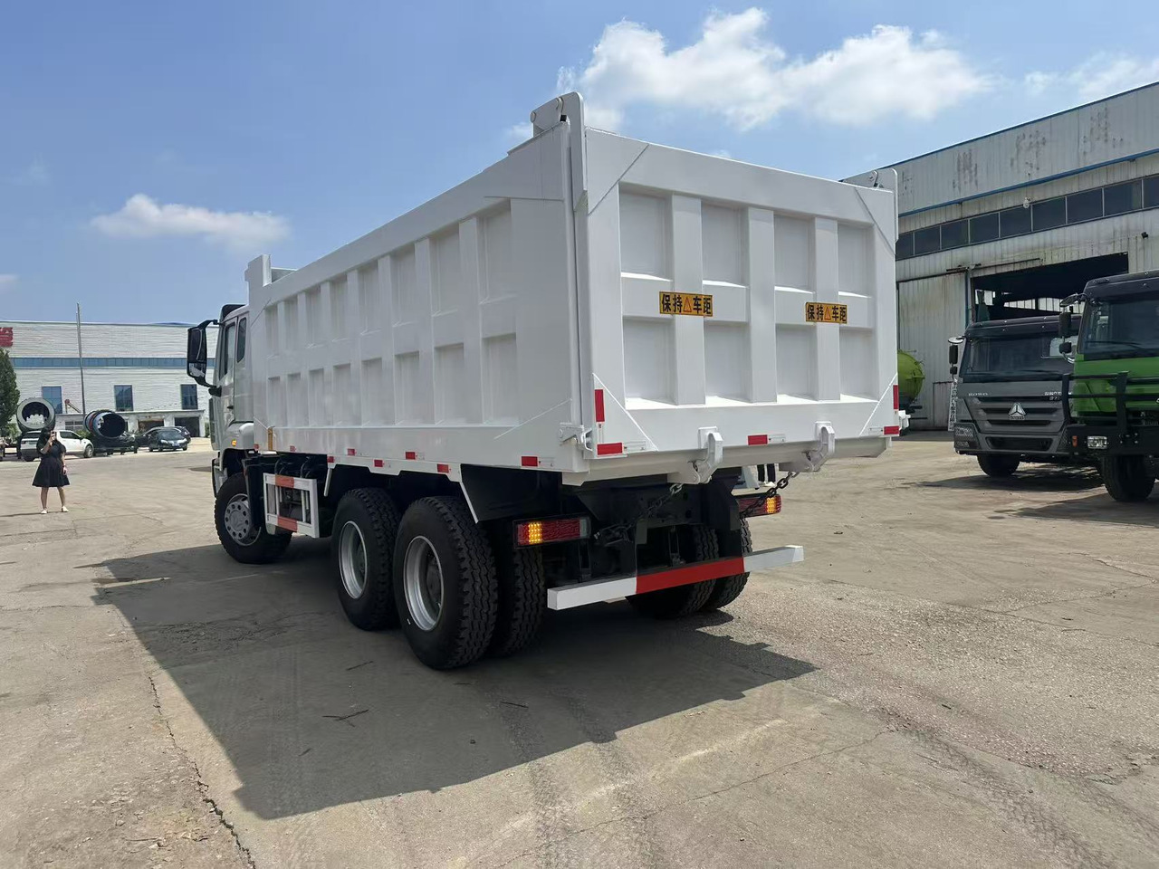 SINOTRUK HOWO 6x4 Dump Truck Click for Discount - Kipper vrachtwagen: afbeelding 5 SINOTRUK HOWO 6x4 Dump Truck Click for Discount - Kipper vrachtwagen: afbeelding 5