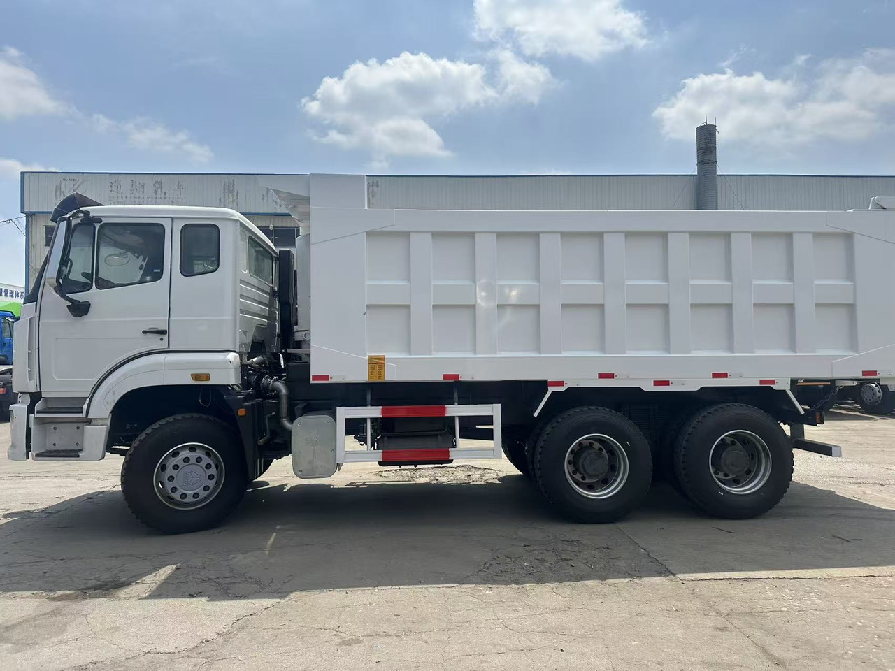 SINOTRUK HOWO 6x4 Dump Truck Click for Discount - Kipper vrachtwagen: afbeelding 3 SINOTRUK HOWO 6x4 Dump Truck Click for Discount - Kipper vrachtwagen: afbeelding 3