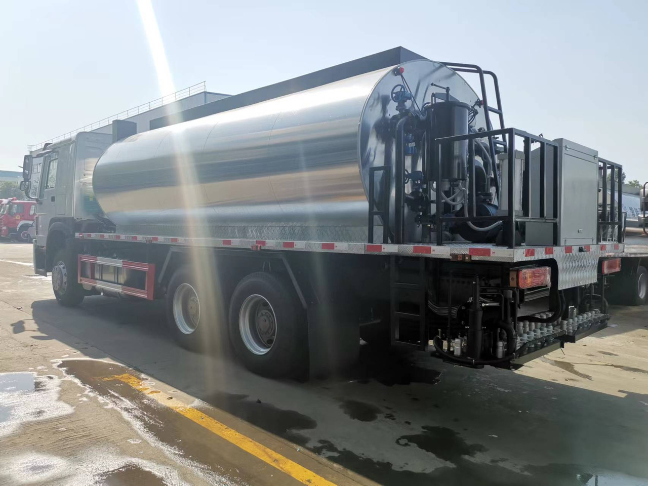 SINOTRUK HOWO CLICK HERE FOR DISCOUNT - Bitumen sprayer: afbeelding 4 SINOTRUK HOWO CLICK HERE FOR DISCOUNT - Bitumen sprayer: afbeelding 4