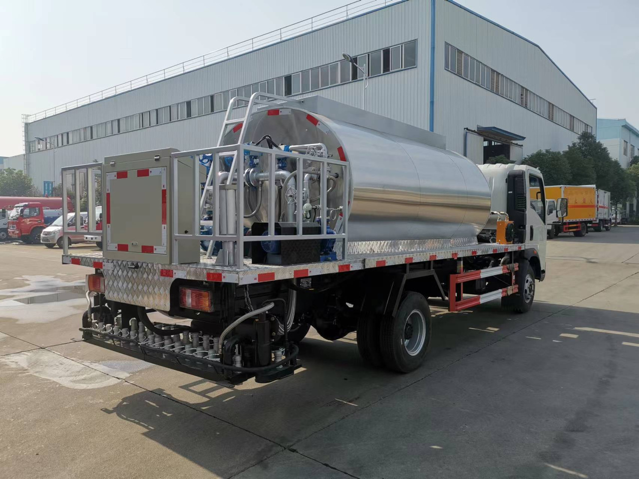 SINOTRUK HOWO CLICK HERE FOR DISCOUNT - Bitumen sprayer: afbeelding 4 SINOTRUK HOWO CLICK HERE FOR DISCOUNT - Bitumen sprayer: afbeelding 4