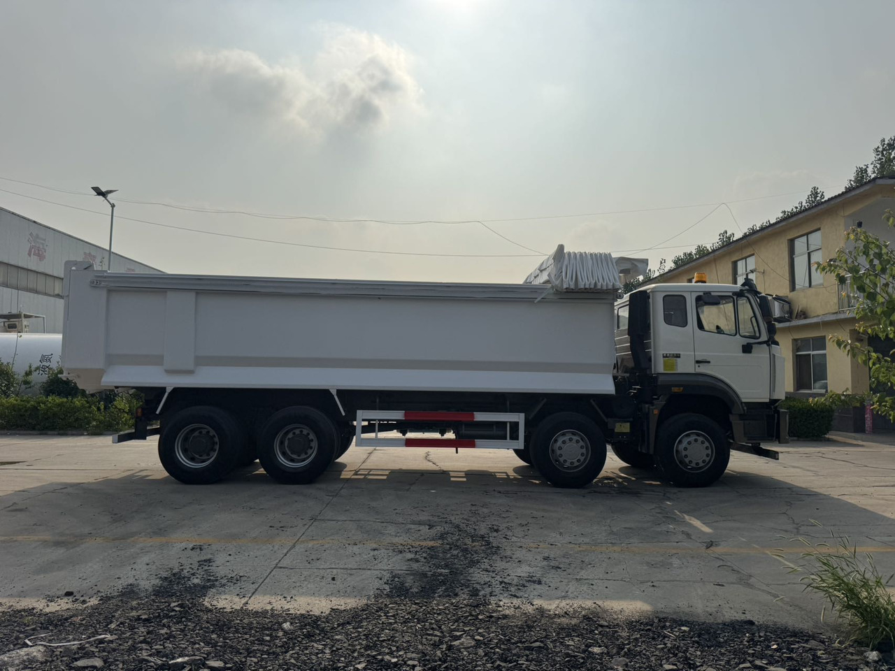 SINOTRUK HOWO Dump Truck 8x4 Click Here for Discount - Kipper vrachtwagen: afbeelding 4 SINOTRUK HOWO Dump Truck 8x4 Click Here for Discount - Kipper vrachtwagen: afbeelding 4