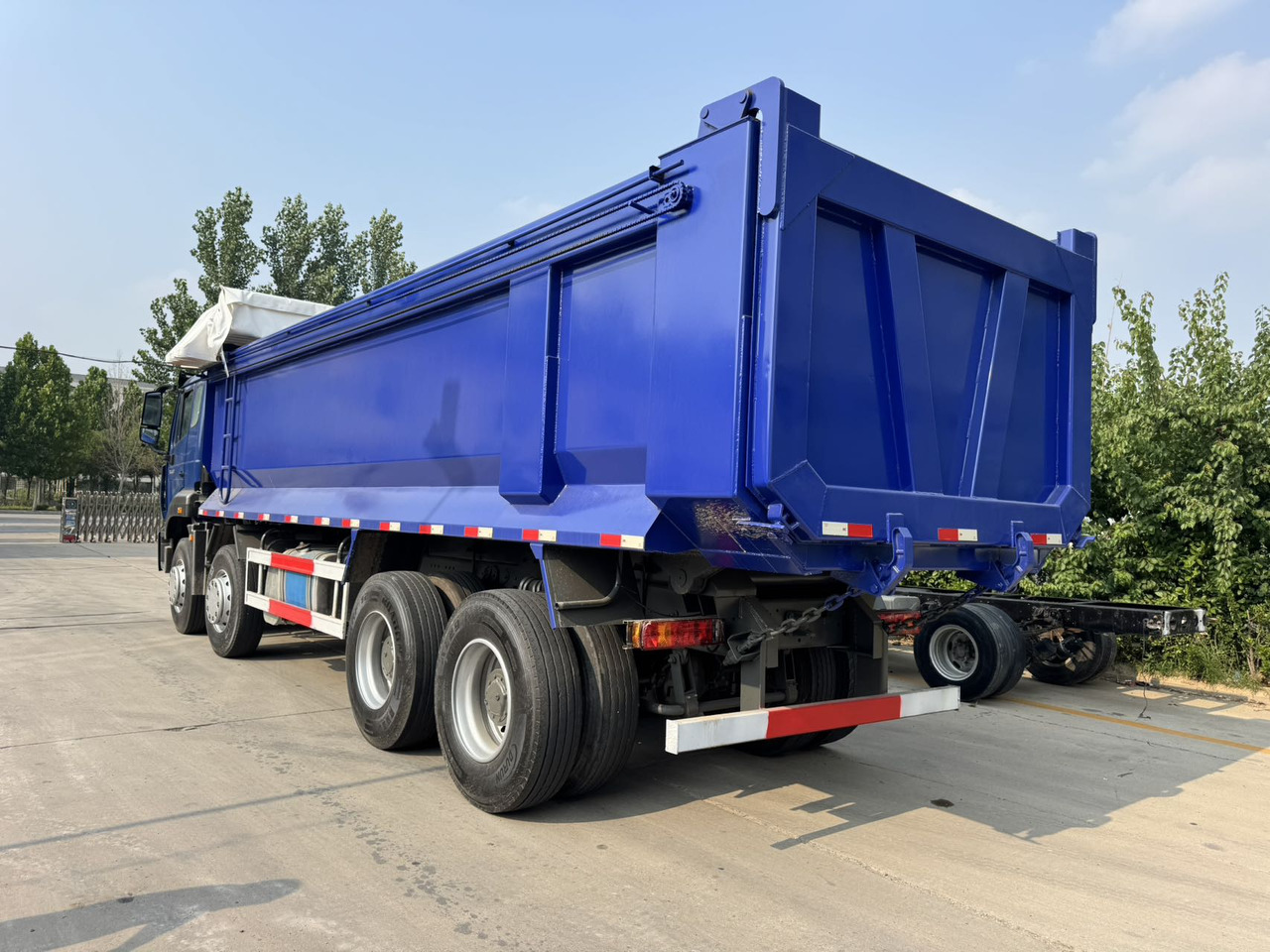 SINOTRUK HOWO Dump Truck 8x4 Click for Discount - Kipper vrachtwagen: afbeelding 3 SINOTRUK HOWO Dump Truck 8x4 Click for Discount - Kipper vrachtwagen: afbeelding 3