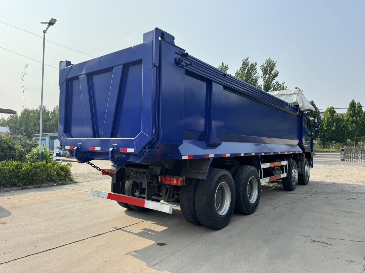 SINOTRUK HOWO Dump Truck 8x4 Click for Discount - Kipper vrachtwagen: afbeelding 4 SINOTRUK HOWO Dump Truck 8x4 Click for Discount - Kipper vrachtwagen: afbeelding 4