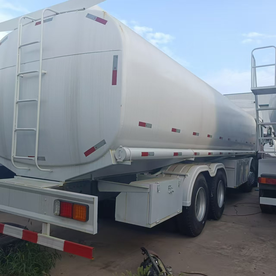 SINOTRUK Howo 371 Fuel Tanker Click Here For DISCOUNT - Tankwagen: afbeelding 1 SINOTRUK Howo 371 Fuel Tanker Click Here For DISCOUNT - Tankwagen: afbeelding 1