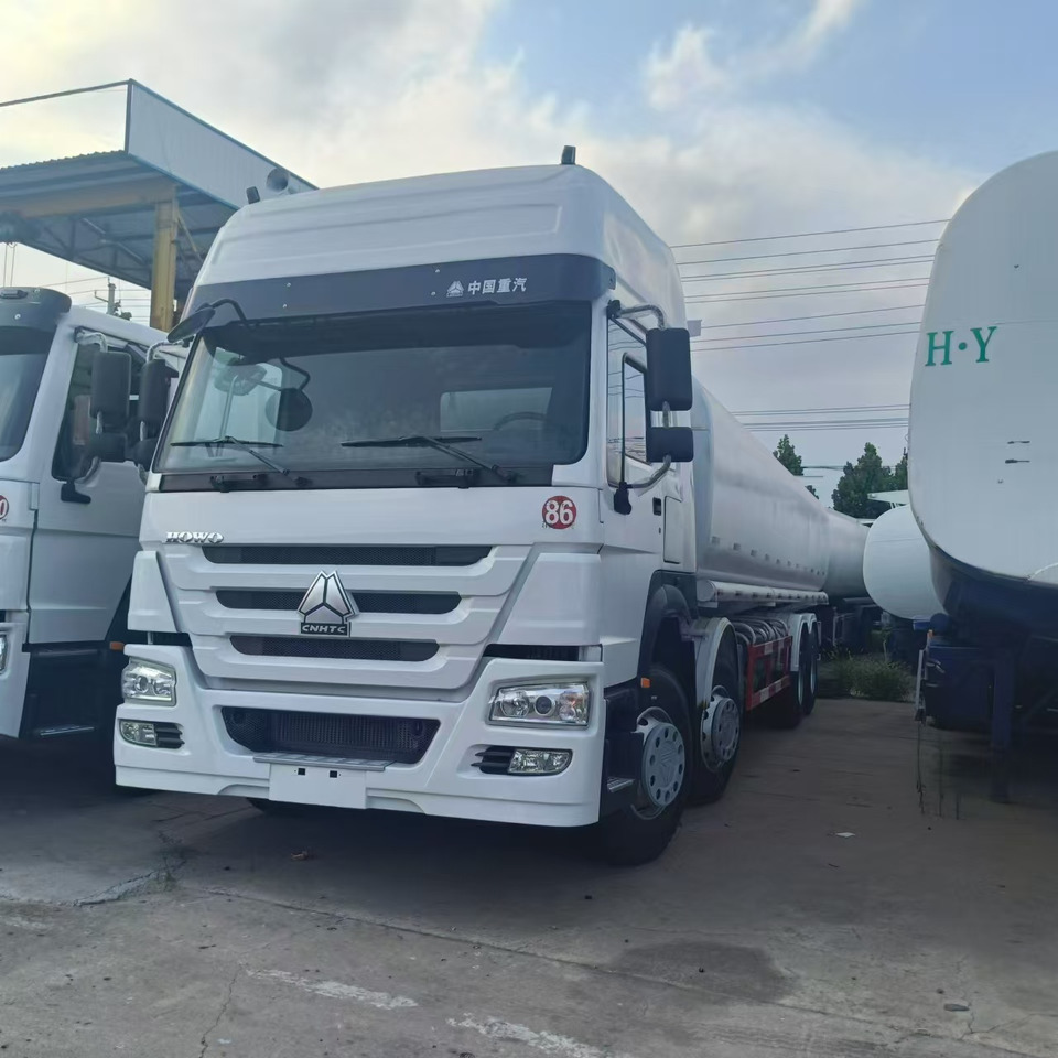 SINOTRUK Howo 371 Fuel Tanker Click Here For DISCOUNT - Tankwagen: afbeelding 1 SINOTRUK Howo 371 Fuel Tanker Click Here For DISCOUNT - Tankwagen: afbeelding 1
