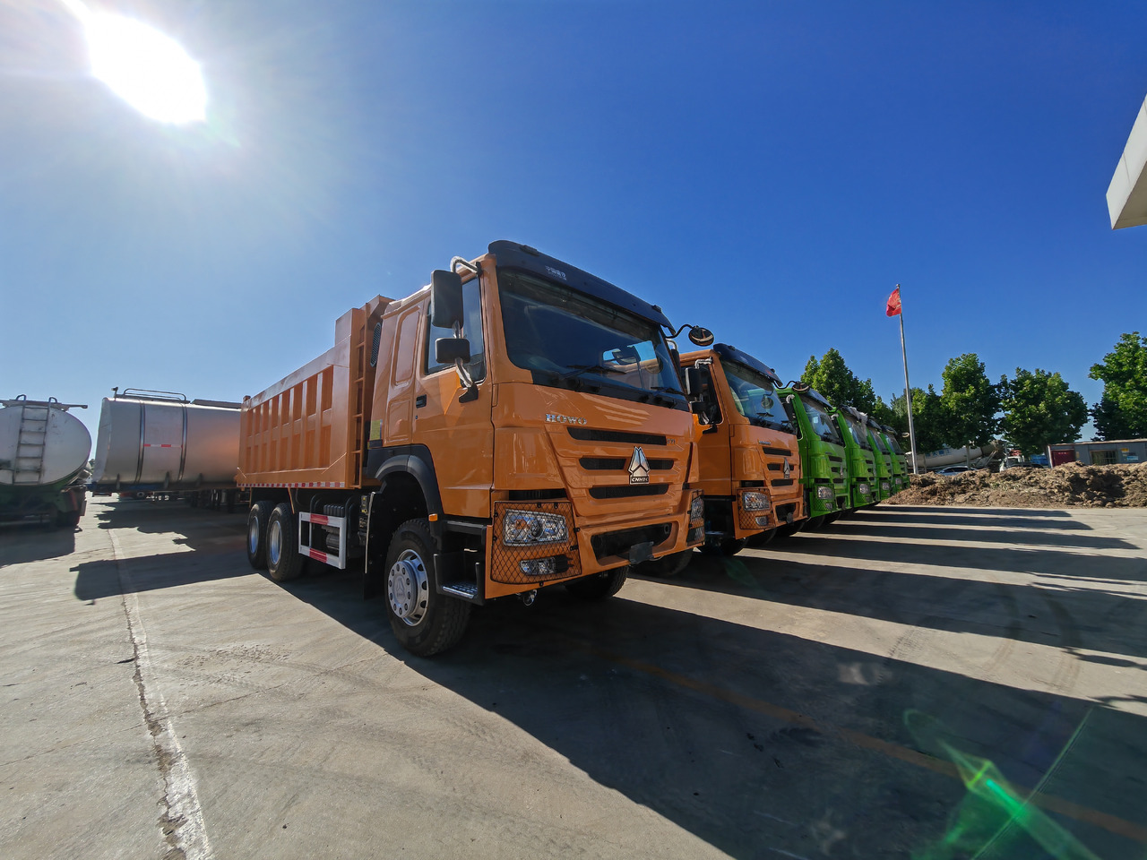 Sinotrack HOWO 6x4 Dump Truck Click for Discount - Kipper vrachtwagen: afbeelding 1 Sinotrack HOWO 6x4 Dump Truck Click for Discount - Kipper vrachtwagen: afbeelding 1