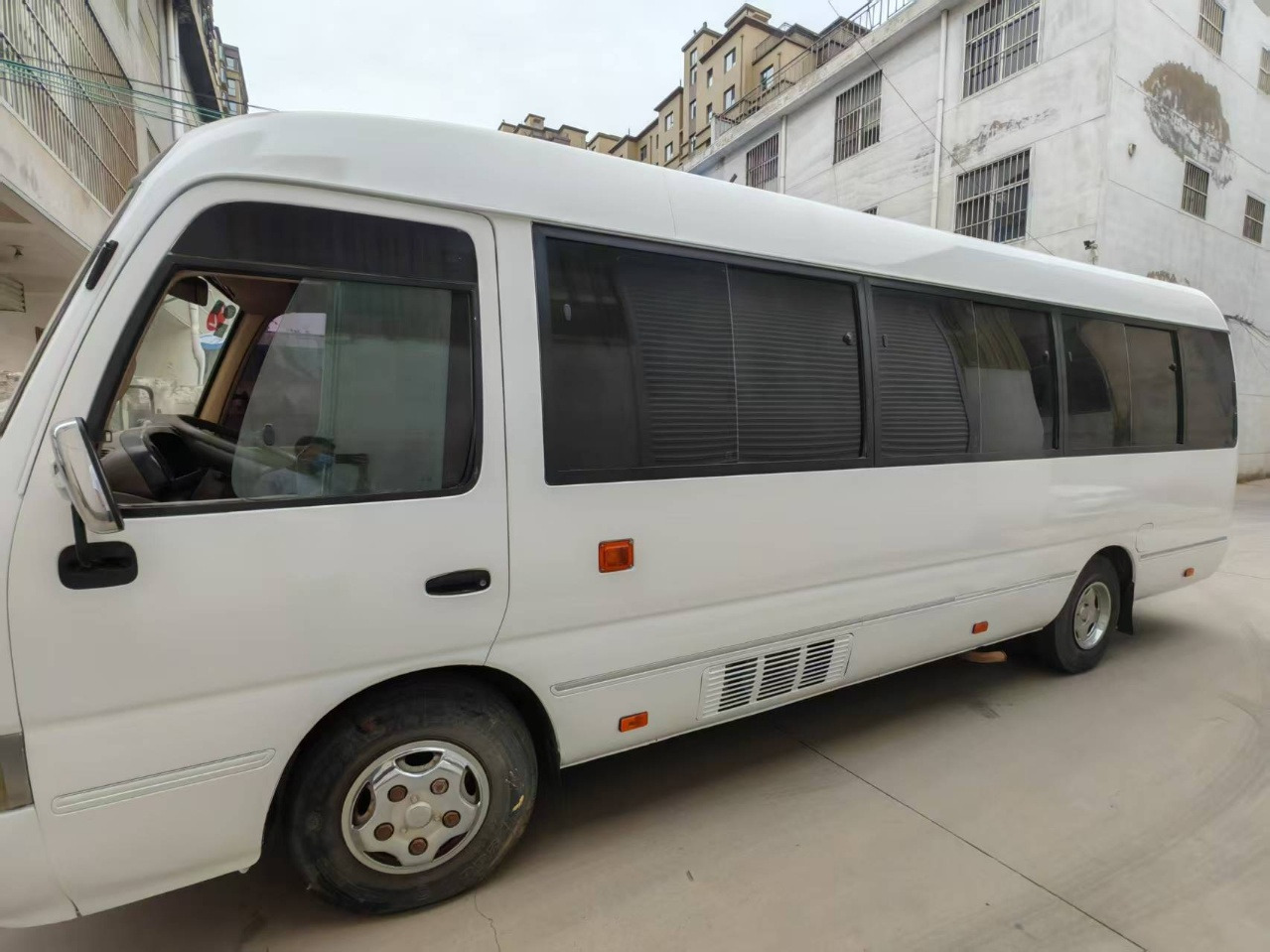 TOYOTA White Mini Bus 29 Seats Click Here for Discount - Touringcar: afbeelding 4 TOYOTA White Mini Bus 29 Seats Click Here for Discount - Touringcar: afbeelding 4