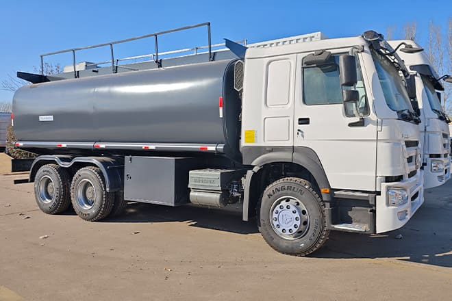 SINOTRUK 2025 New Howo Oil Tanker Trucks for Sale in Congo - Tankwagen: afbeelding 2 SINOTRUK 2025 New Howo Oil Tanker Trucks for Sale in Congo - Tankwagen: afbeelding 2
