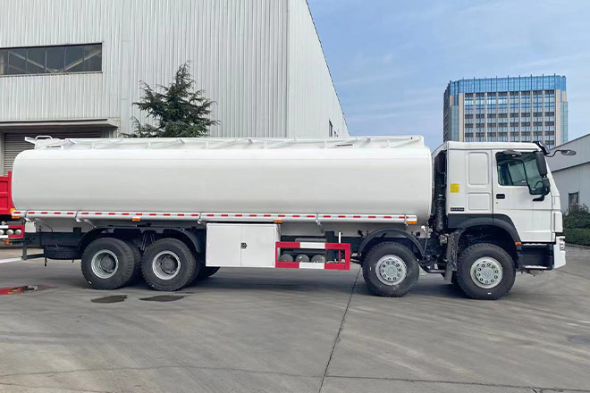 SINOTRUK Howo 371 Petrol Tank Truck Price for Sale in Saudi Arabia - Tankwagen: afbeelding 4 SINOTRUK Howo 371 Petrol Tank Truck Price for Sale in Saudi Arabia - Tankwagen: afbeelding 4
