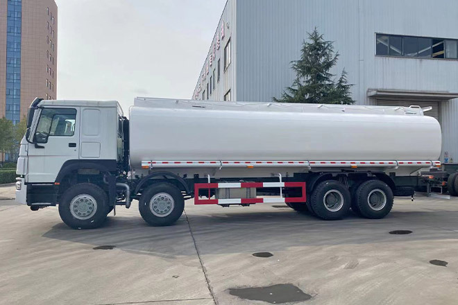 SINOTRUK Howo 371 Petrol Tank Truck Price for Sale in Saudi Arabia - Tankwagen: afbeelding 2 SINOTRUK Howo 371 Petrol Tank Truck Price for Sale in Saudi Arabia - Tankwagen: afbeelding 2
