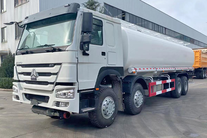 SINOTRUK Howo 371 Petrol Tank Truck Price for Sale in Saudi Arabia - Tankwagen: afbeelding 1 SINOTRUK Howo 371 Petrol Tank Truck Price for Sale in Saudi Arabia - Tankwagen: afbeelding 1