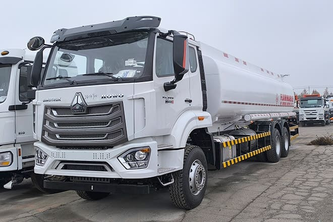 SINOTRUK Howo 380 Petrol Tanker Truck Price for Sale in Sierra Leone - Tankwagen: afbeelding 4 SINOTRUK Howo 380 Petrol Tanker Truck Price for Sale in Sierra Leone - Tankwagen: afbeelding 4