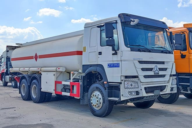 SINOTRUK Howo 400 Diesel Tanker Truck for Sale in Nigeria - Tankwagen: afbeelding 1 SINOTRUK Howo 400 Diesel Tanker Truck for Sale in Nigeria - Tankwagen: afbeelding 1