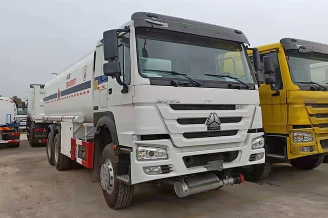 SINOTRUK Howo 6X4 Oil Truck Price for Sale in Djibouti - Tankwagen: afbeelding 1 SINOTRUK Howo 6X4 Oil Truck Price for Sale in Djibouti - Tankwagen: afbeelding 1