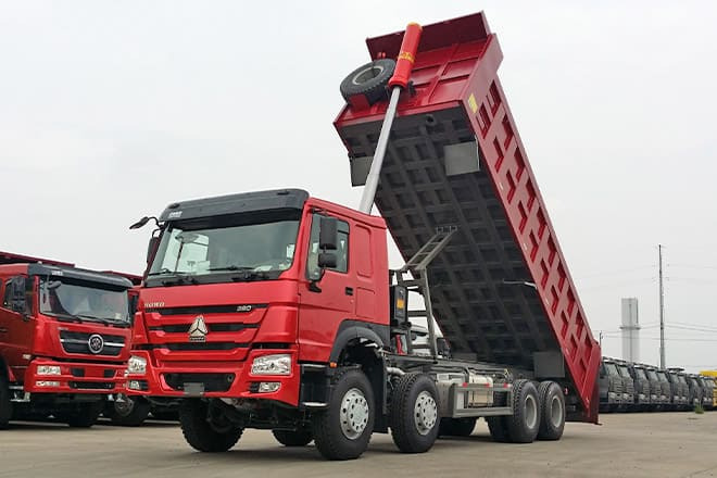 SINOTRUK Sinotruk Howo 380 8X4 Dump Truck for Sale in Senegal - Kipper vrachtwagen: afbeelding 1 SINOTRUK Sinotruk Howo 380 8X4 Dump Truck for Sale in Senegal - Kipper vrachtwagen: afbeelding 1