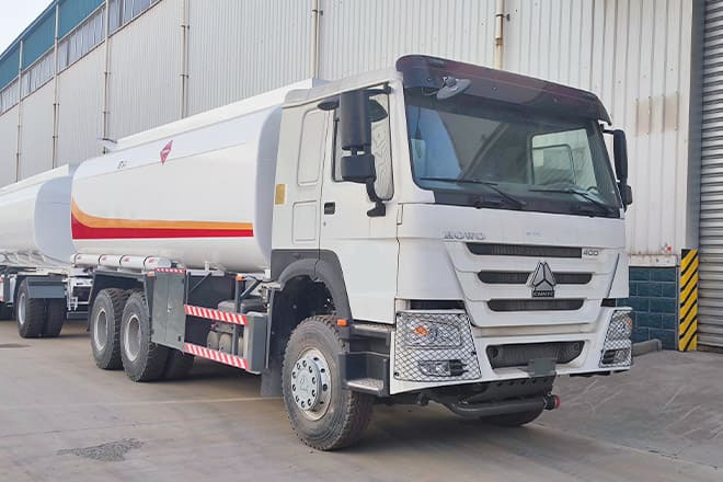 SINOTRUK Sinotruk Howo Fuel Tanker Truck Price for Sale in Ghana - Tankwagen: afbeelding 4 SINOTRUK Sinotruk Howo Fuel Tanker Truck Price for Sale in Ghana - Tankwagen: afbeelding 4