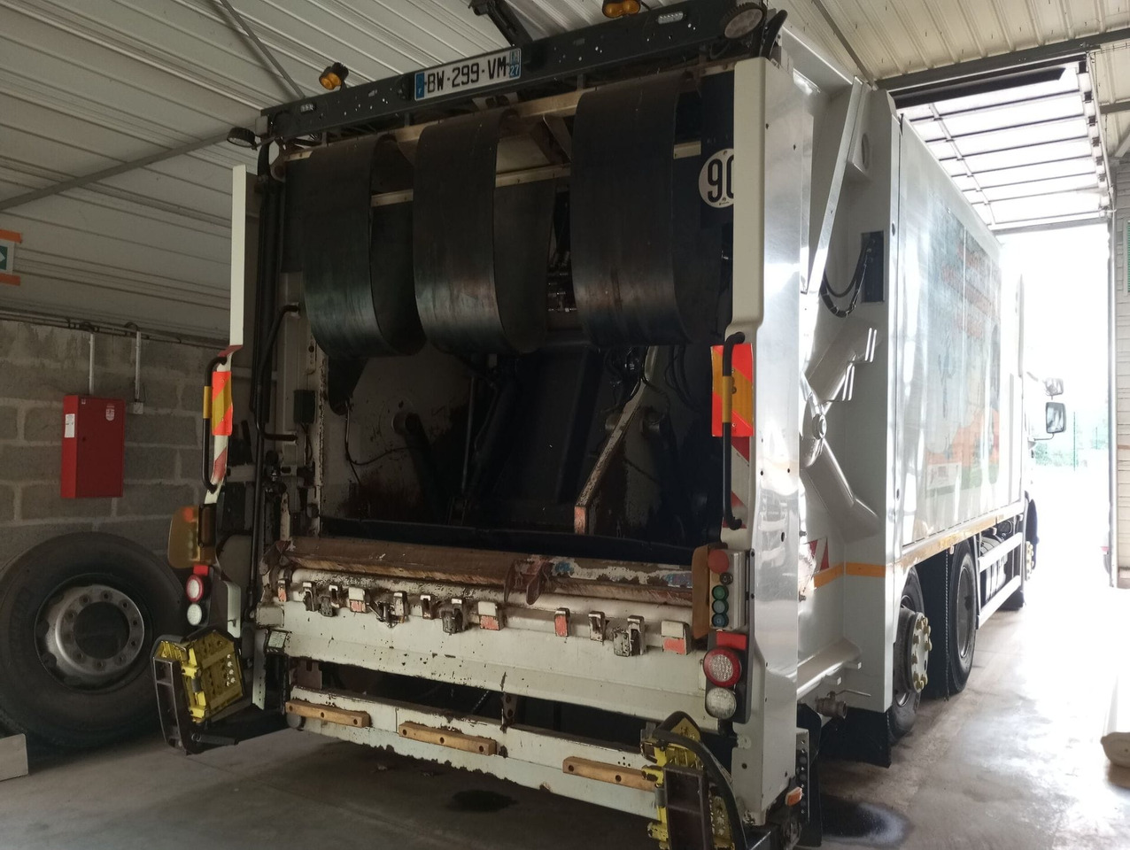 BOM de marque Renault 310 DXI - benne SEMAT bi compartiment - boite de vitesse récente de 5000 km - 2 pneus neufs - dernier passage aux mines en septembre 2023 - arrêt de circulation octobre 2023 - ba - Vuilniswagen: afbeelding 3 BOM de marque Renault 310 DXI - benne SEMAT bi compartiment - boite de vitesse récente de 5000 km - 2 pneus neufs - dernier passage aux mines en septembre 2023 - arrêt de circulation octobre 2023 - ba - Vuilniswagen: afbeelding 3